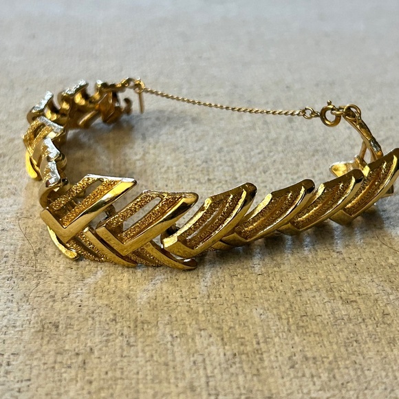 Vintage Monet Gold Tone Chevron Link Bracelet - Picture 7 of 11